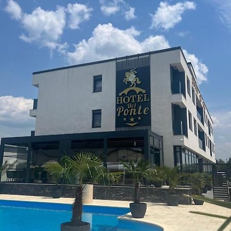 Hotel Del Ponte Targoviste Eksteriør bilde