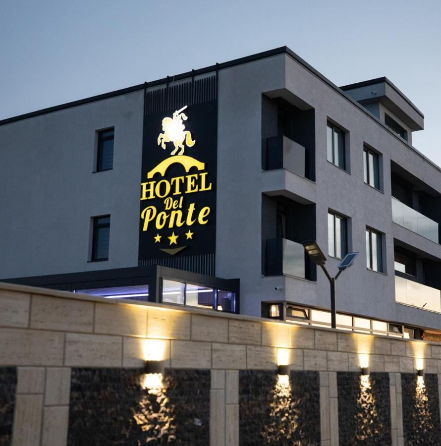 Hotel Del Ponte Targoviste Eksteriør bilde