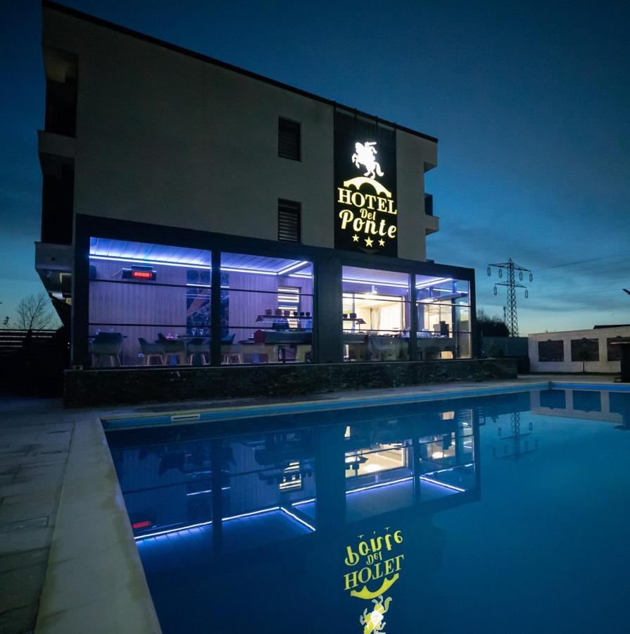 Hotel Del Ponte Targoviste Eksteriør bilde